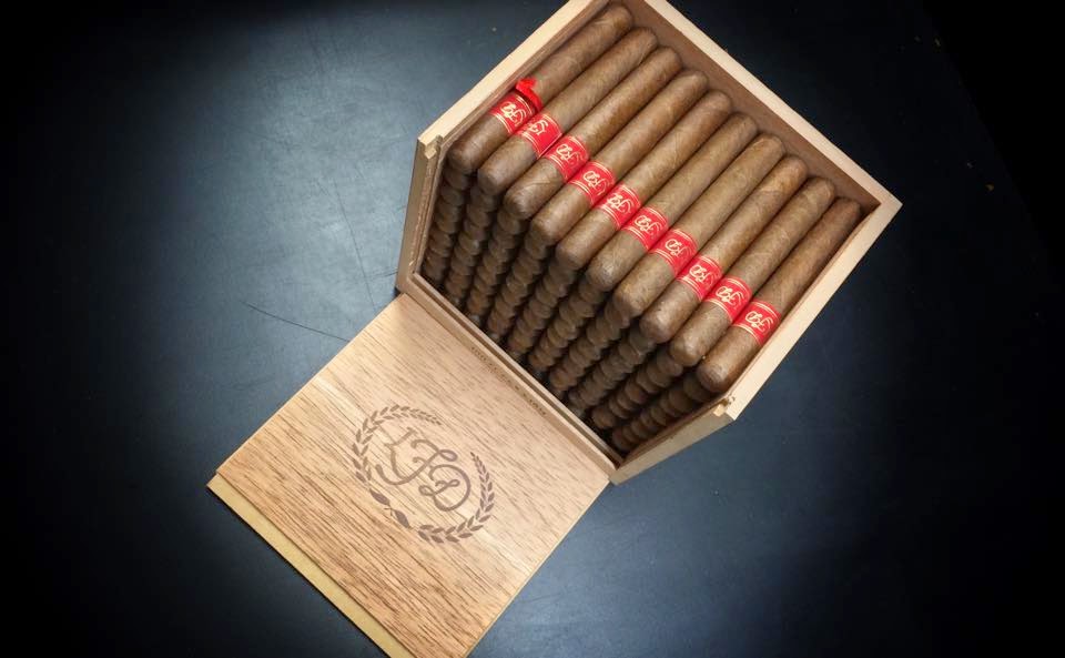 La Flor Dominicana El Carajon 4" * 34