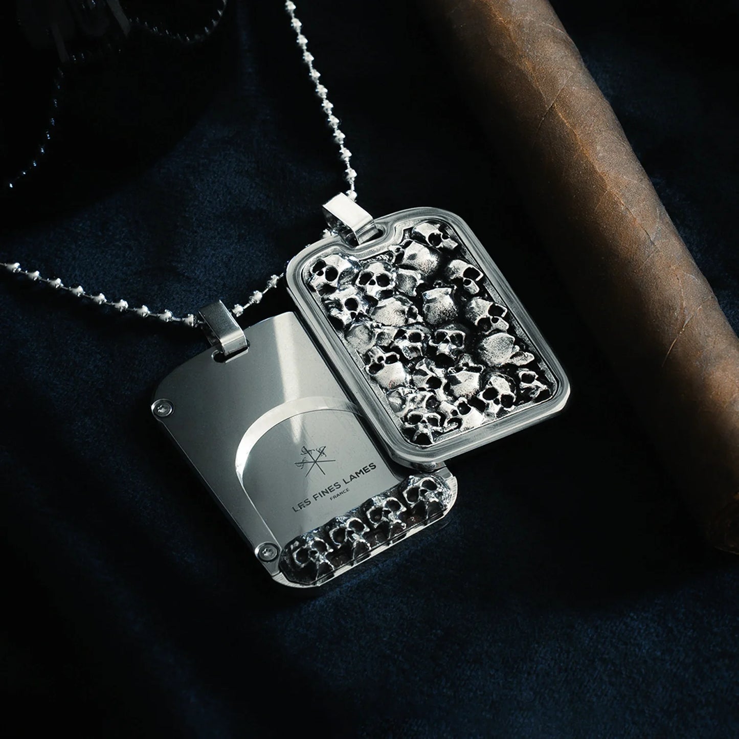 Omnia Vanitas Silver/ Collar Cortador